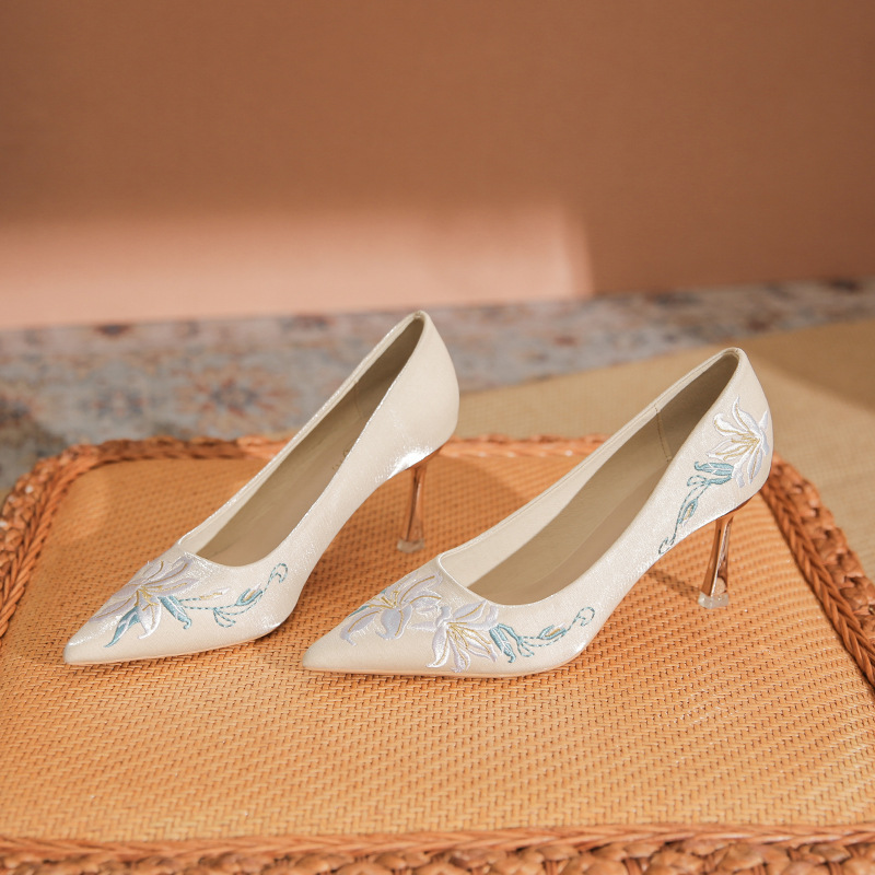 718-1 Chinese-style embroidered wedding shoes women's 2024 New National style bridal shoes Xiuhe clothing can wear high heels at ordinary times