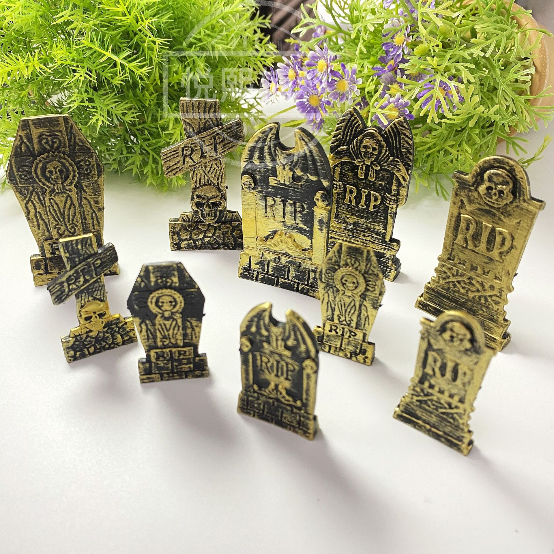 금으로 칠해진 묘비