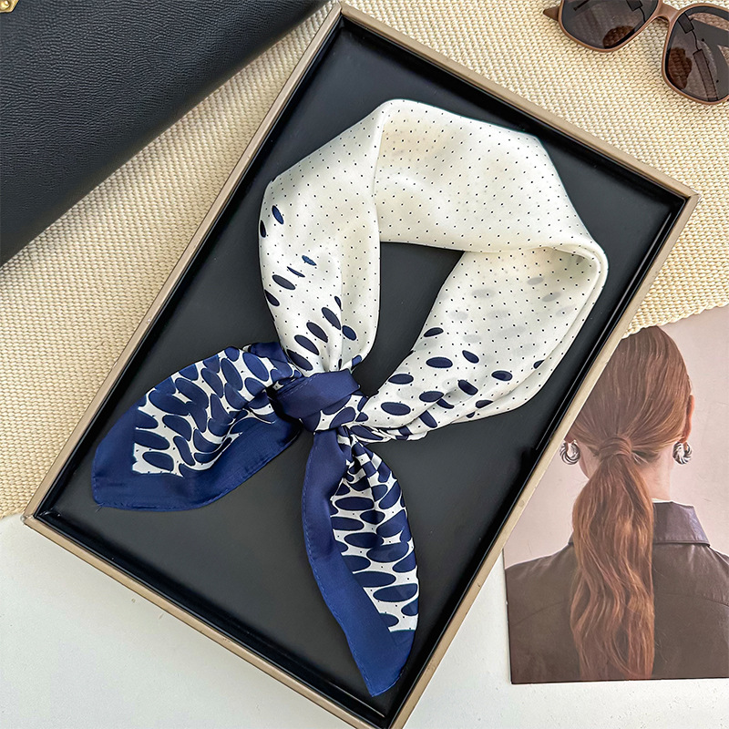 Bufanda de seda, bufanda cuadrada pequeña, sensación de alta gama, nuevo bolso de todo fósforo, pañuelo en la cabeza, cinturón para el cabello con camisa, bufanda decorativa, chal pequeño