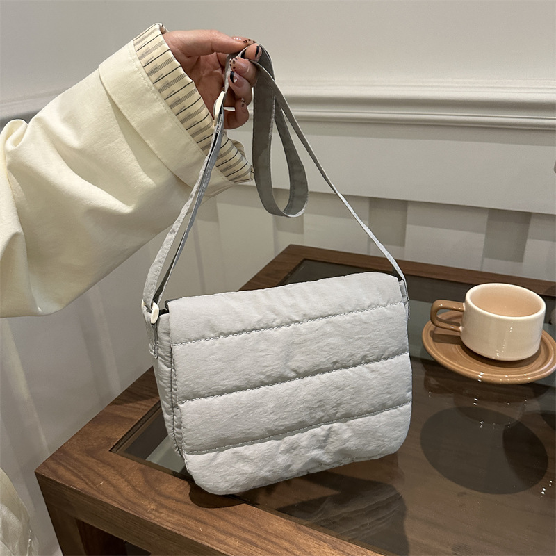 Bolso cuadrado pequeño simple casual diario Versión coreana del diseño de personalidad ligero de primavera popular bolso cuadrado pequeño de mensajero de un solo hombro