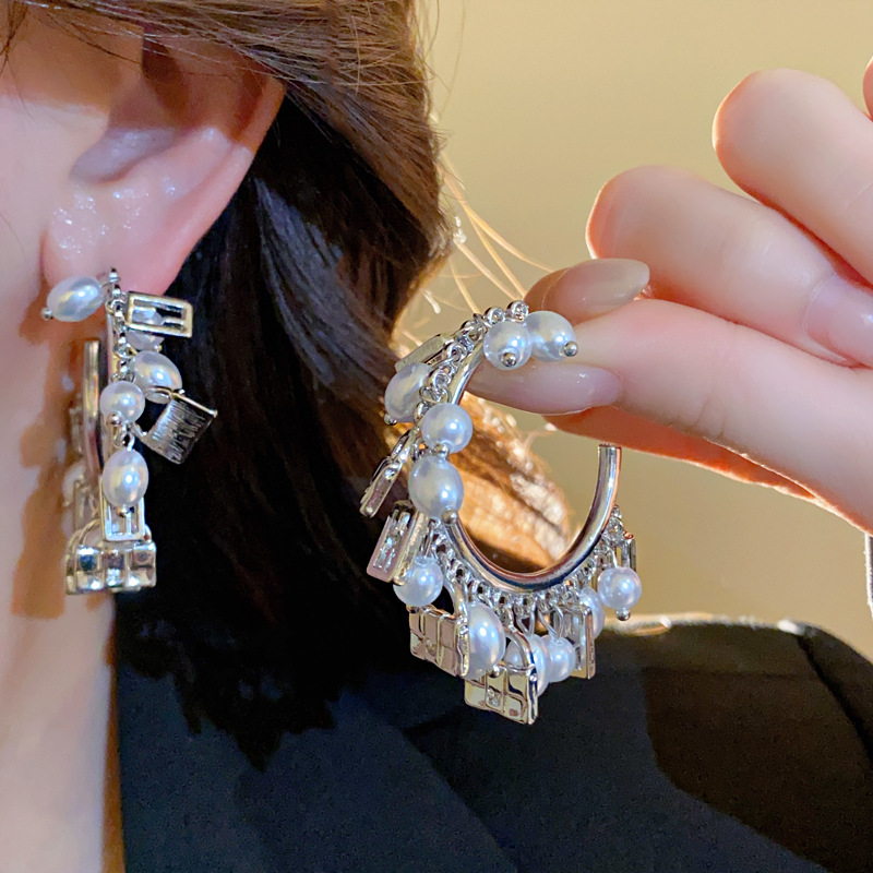 Aguja de plata Bolso en forma de C exagerado europeo y americano Pendientes de perlas Pendientes de moda retro Lujo ligero Pendientes de todo fósforo de alta gama Mujeres