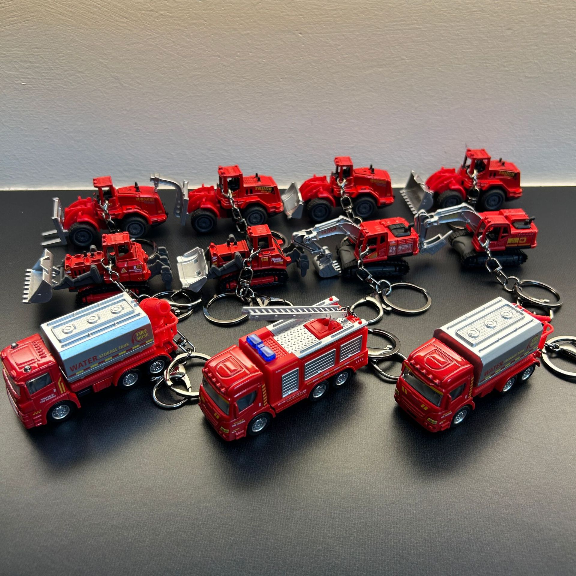 Mini camión de agua contra incendios excavadora modelo de aleación de deslizamiento llavero mochila colgante carro llavero pequeño regalo