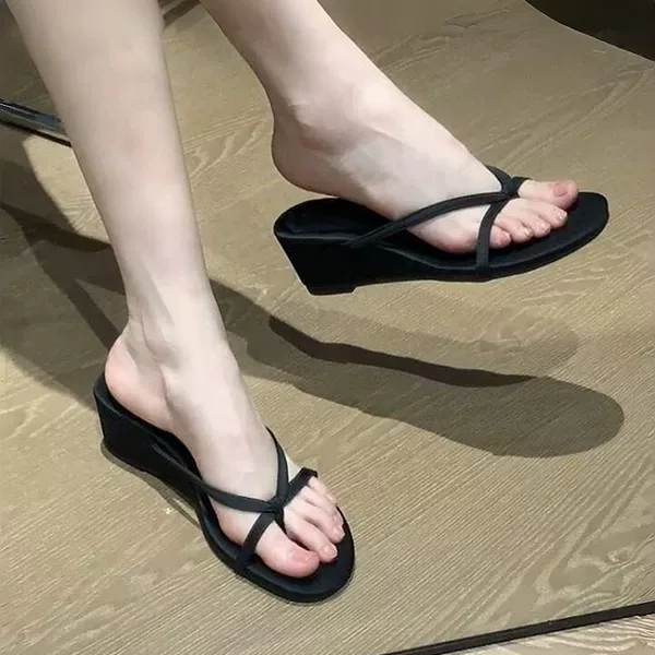Black Thick-Soled Flip-Flops for Women, Summer 2025 New Style, Wedge Heel, Non-Slip, Height-Increasing, Super Popular Korean Style Thong Sandals
