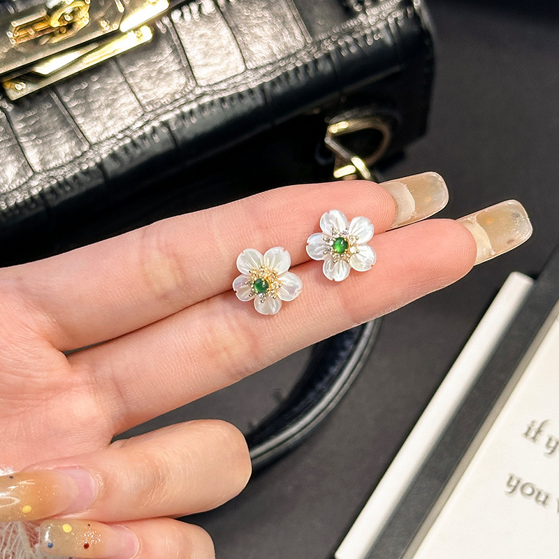 Pendientes de flores de color verde esmeralda de material peligroso natural Plata esterlina s925 blanco nácar niña Pendientes de temperamento suave y delicado mujer