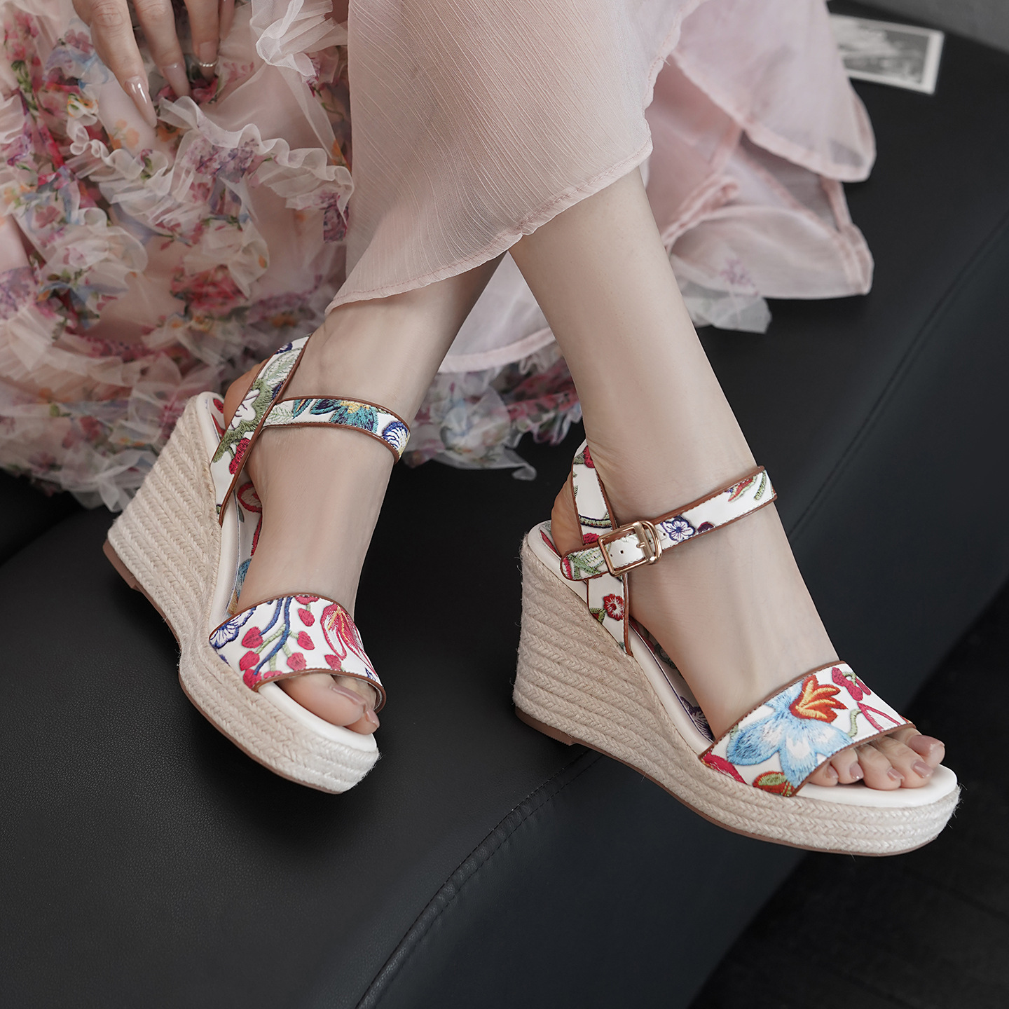 Sandal nữ hở mũi gót nêm cao 7 cm đế cói in hoa boho — màu đen, màu trắng
