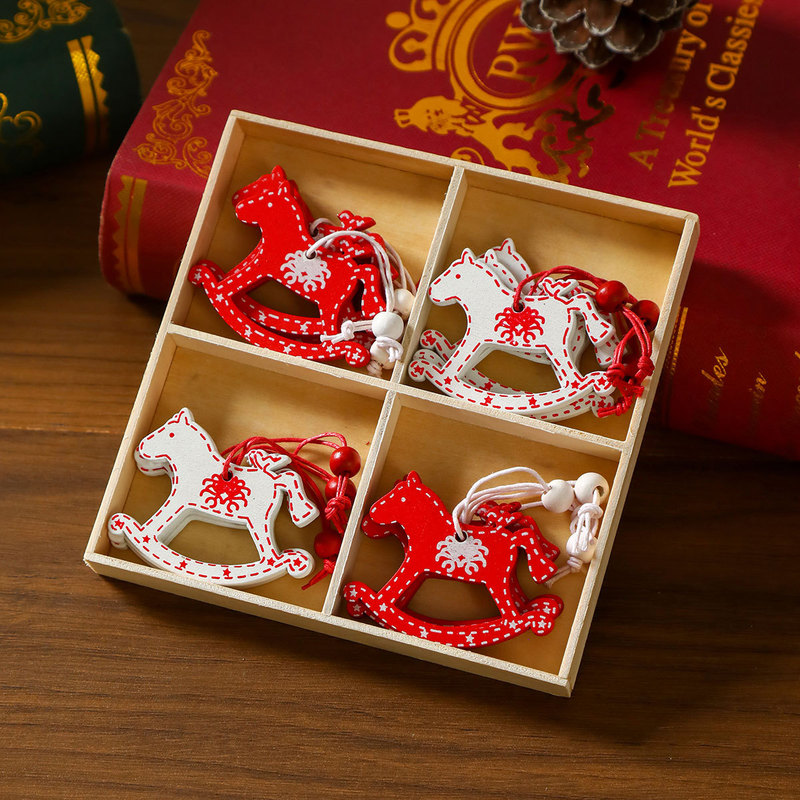 木製のクリスマスのペンダントクリスマスツリーのペンダントクリスマスの小さなプレゼントの木箱はクリスマスの装飾品を飾っている|undefined