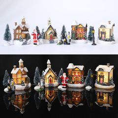 アマゾンの越境した新型のクリスマスの発光の小さい家のスーツの樹脂のクリスマスの小さい家はクリスマスのプレゼントを並べます。
