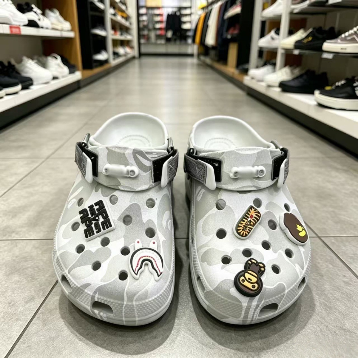 2026 nuevos zapatos de agujero de botón de hierro Beep sandalinas antideslizantes al aire libre zapatos de playa al por mayor fábrica