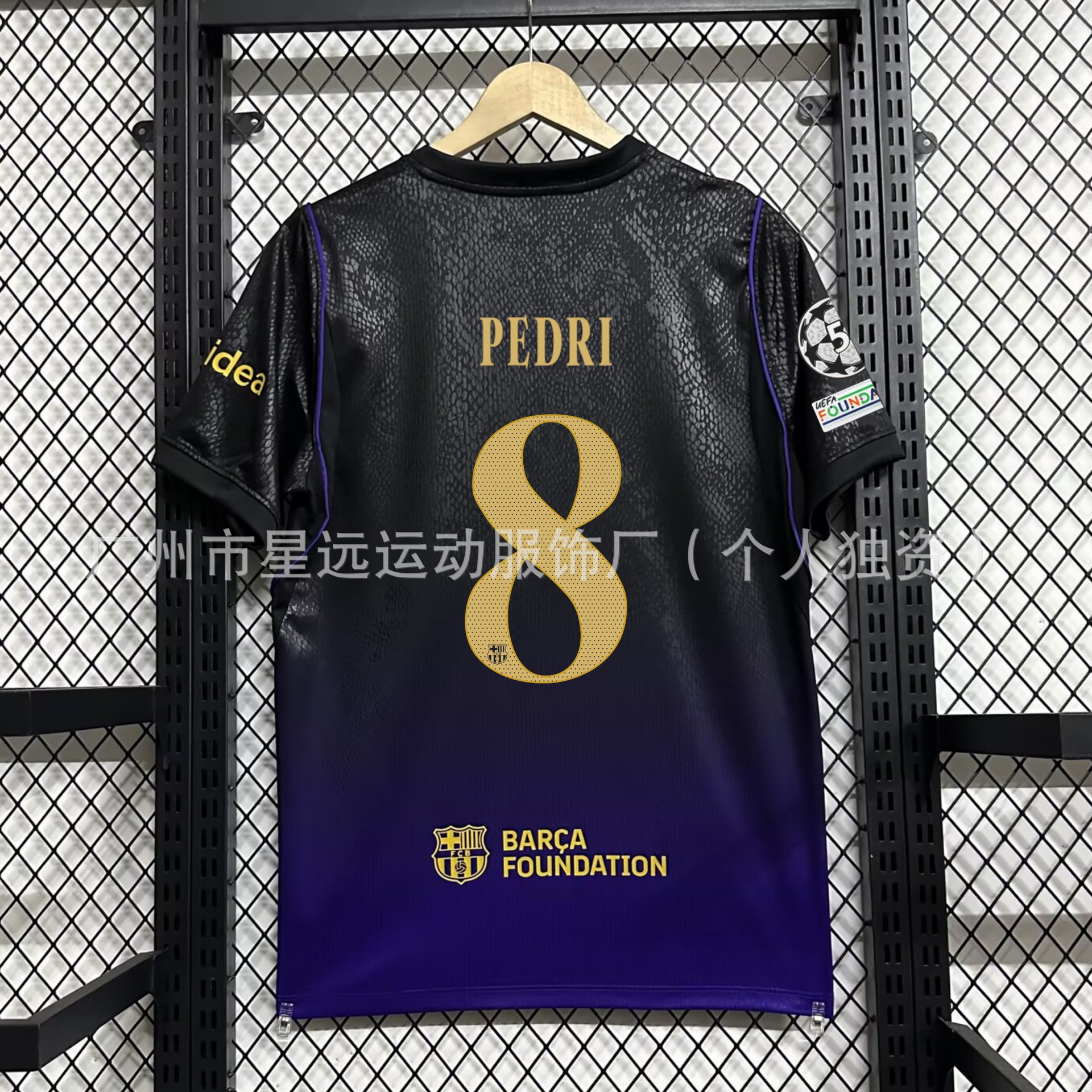 2627 barcelona away no. 8 + champions league armband / S