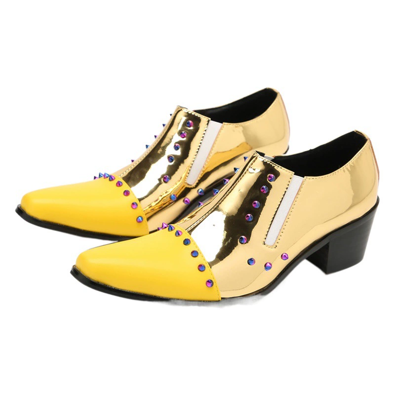 Глянцевая Мужская золотистая дышащая повседневная кожаная обувь из британской лакированной кожи, модные свадебные банкетные туфли с острым носком и скрытой высотой