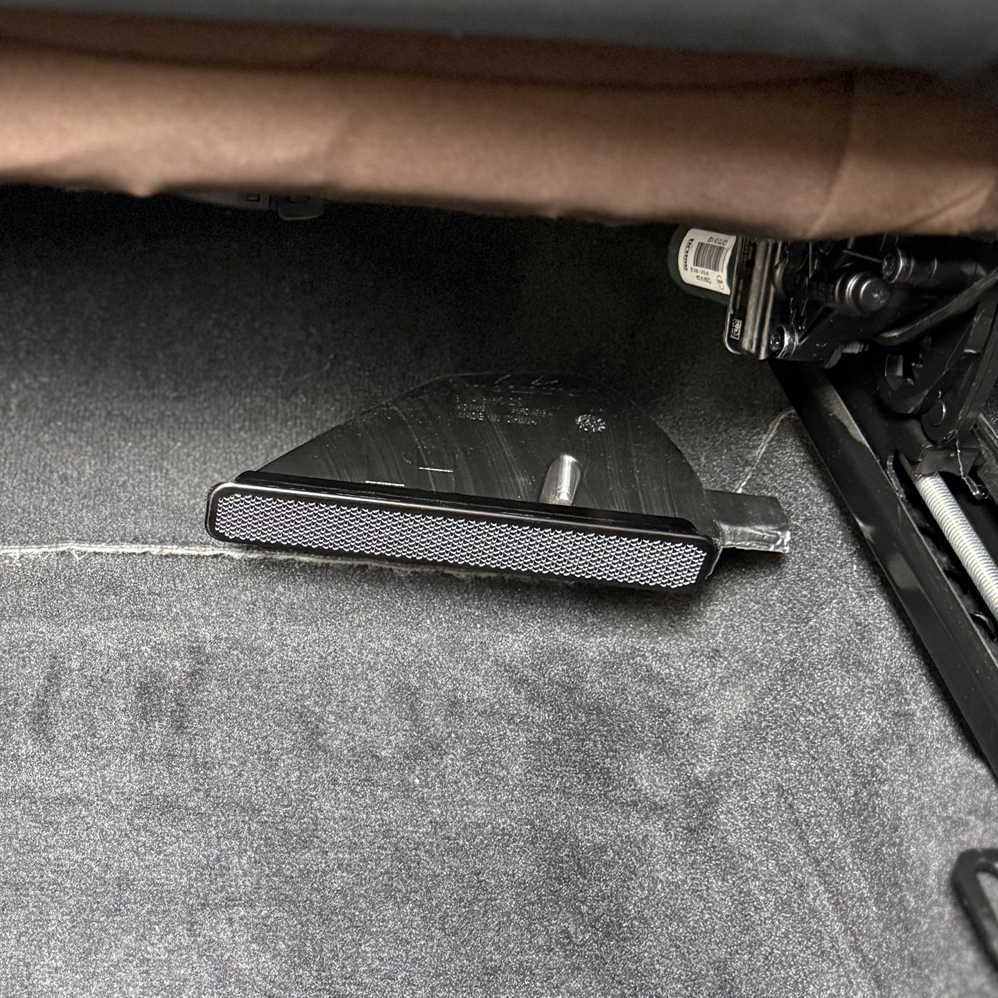 Suitable for Volvo Xc60Xc90S90S60V90 Under-Seat Air Outlet Mask Stainless Steel Interior Modification Dustproof