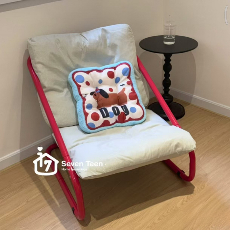 Balcón de la sala de estar del dormitorio con reposabrazos suaves, sofá de ocio para adultos, asiento y descanso, alegre mecedor.