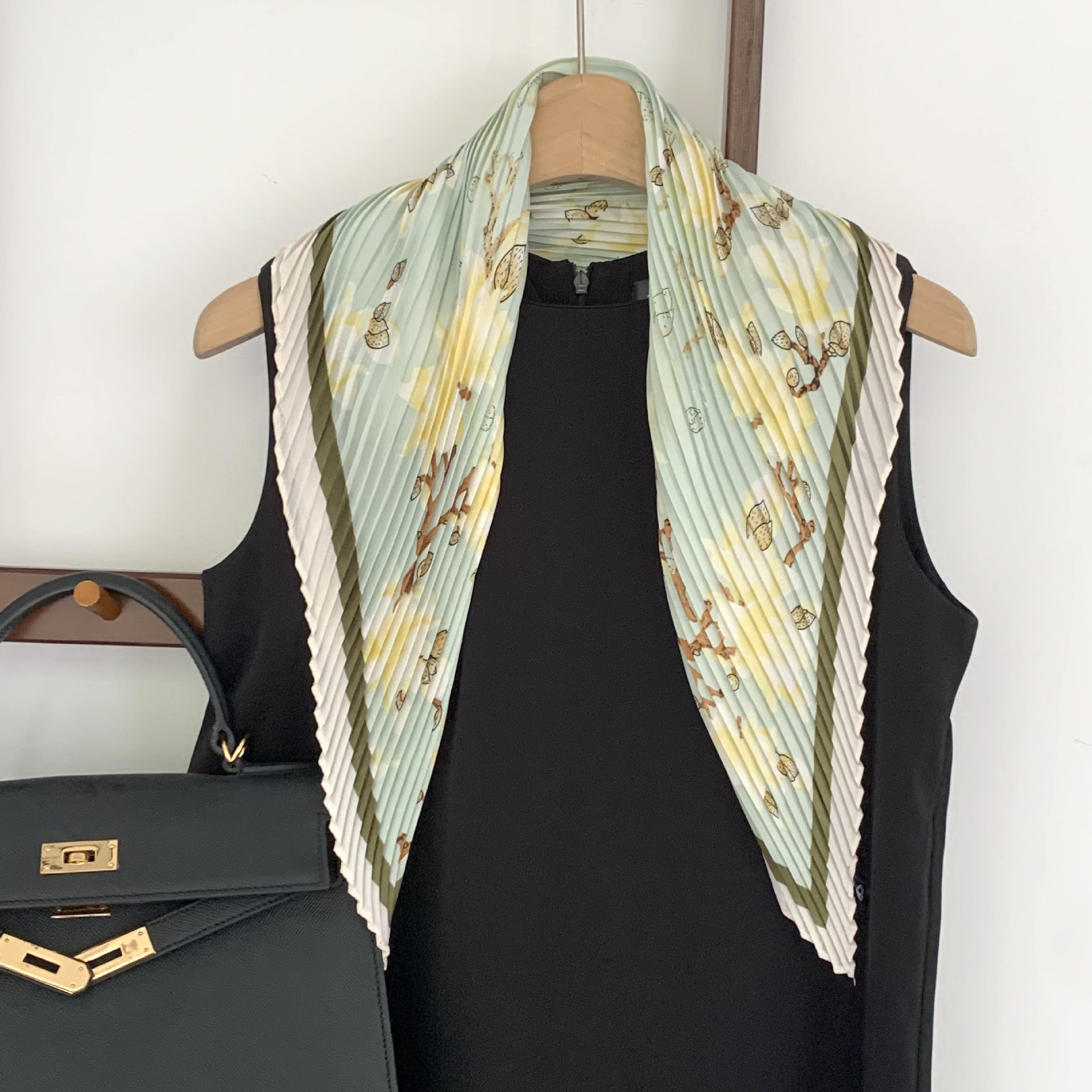 Flores de ramas verdes arrugadas