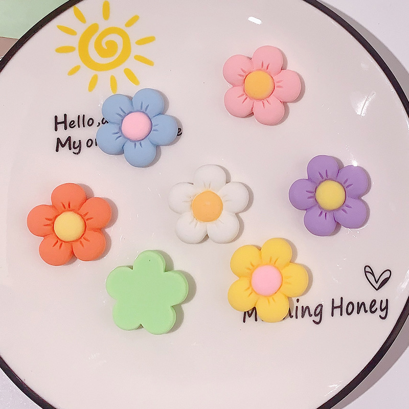 Venta caliente de cinco pétalos grandes accesorios de resina de flor diy caja de teléfono móvil adornamiento de cabello agujero material de parche de hebilla agujero al por mayor