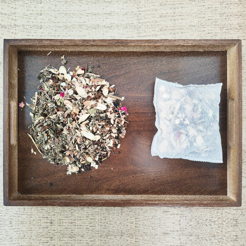 紅花の艾の葉の生姜は足を浸して家庭の草本を包んで足を浸します。|undefined
