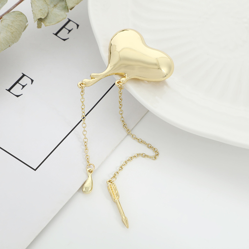 29#金色桃心胸针