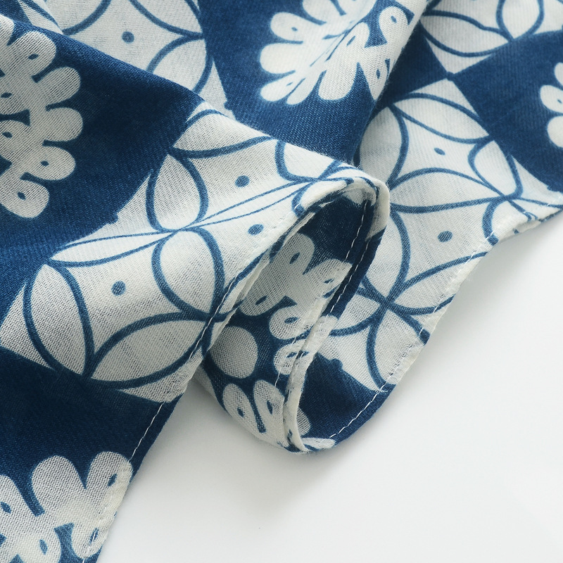 Bufanda de seda cuadrada geométrica de estilo étnico retro porcelana azul y blanca impresa algodón y lino sensación de doble uso chal trenza borla bufanda