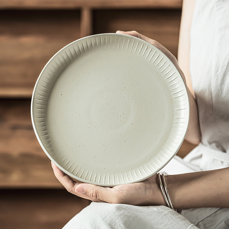 Plato de cerámica simple retro plato casero creativo en relieve de platos occidentales de lujo ligero plato de filete de color sólido