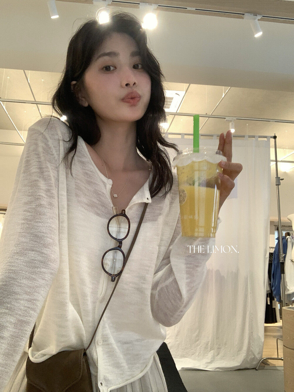 Áo khoác cardigan nữ cổ tròn chất liệu tre đũi chống nắng mỏng nhẹ — Đỏ thẫm, Xám cacbon, trắng ngà, xanh nhạt chi tiết 4