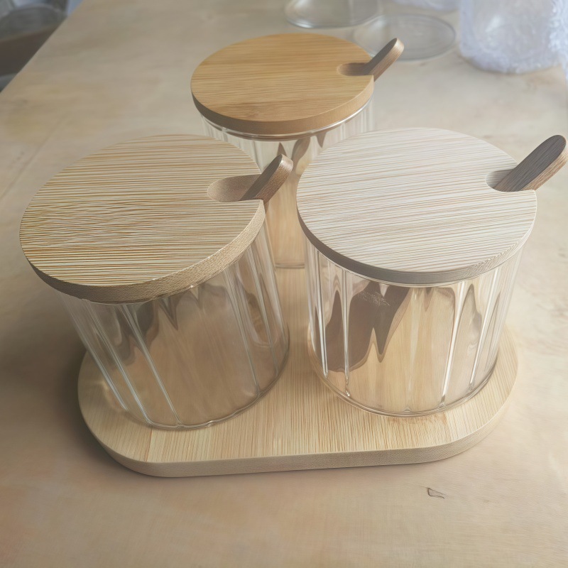 Condimento de cocina de vidrio de alto silicio de silicio con recipiente de condimentos triangular con base de bambú con cubierta de madera con cuchara de madera