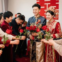 结婚礼拍照道具仿真玫瑰花束新郎接亲一路生花新娘晨袍订婚手捧花