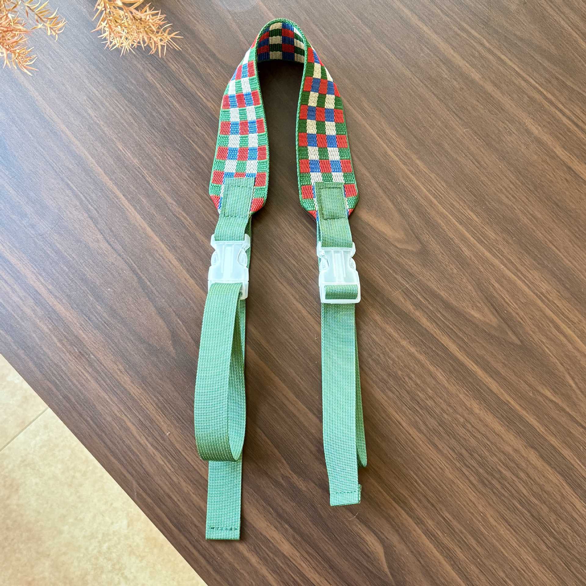 빨간색과 흰색의 사각형 넓은 어깨끈