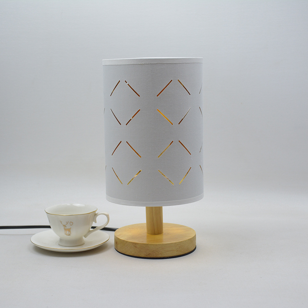 [Xianfan] nueva pantalla hueca lámpara de mesa de madera maciza post-moderno estilo europeo sala de estar comedor dormitorio decoración pequeña lámpara de mesa