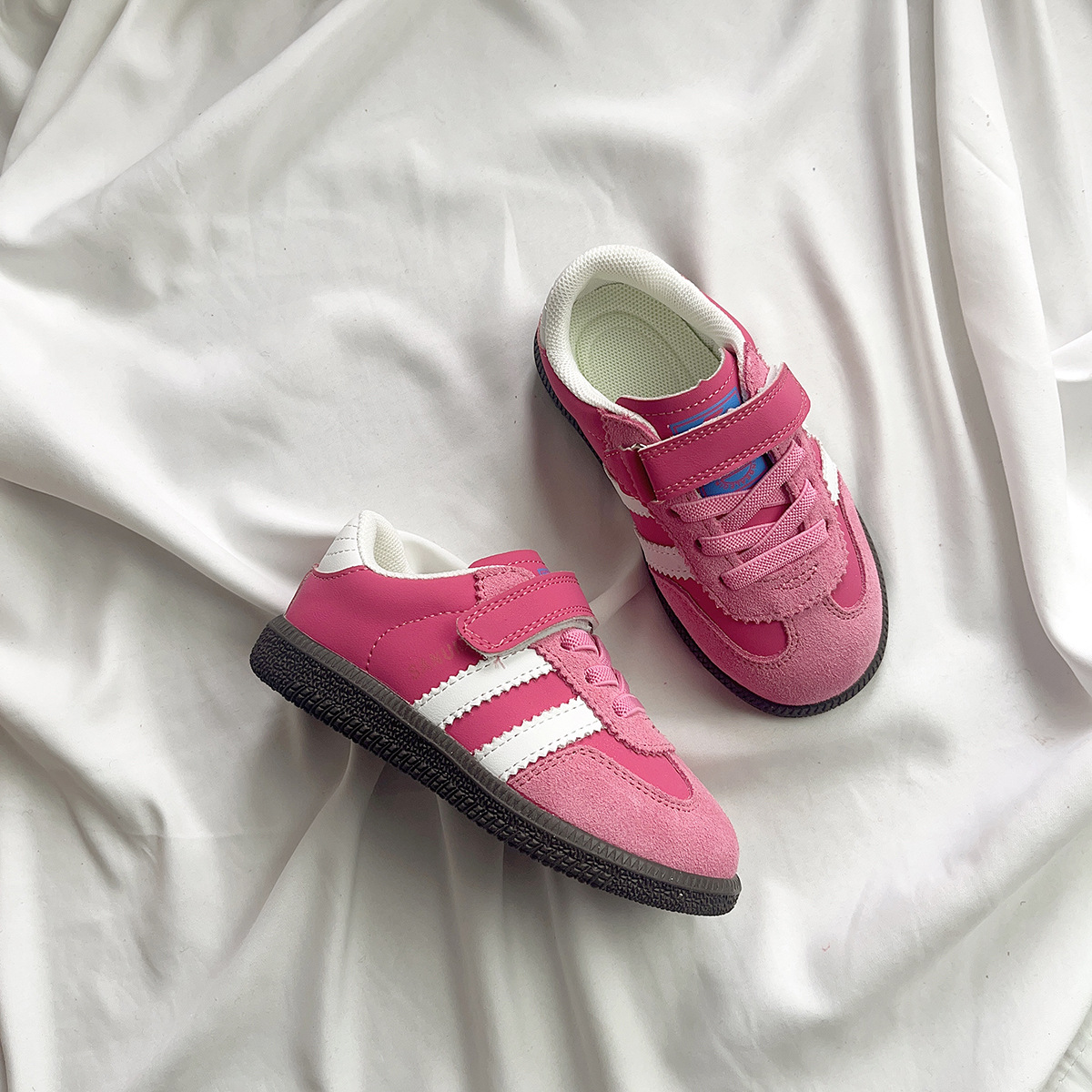 Zapatos infantiles transfronterizos fresas rojos zapatos deportivos infantiles niñas zapatos de entrenamiento para niñas zapatos de skate casuales zapatos bebés primavera y otoño