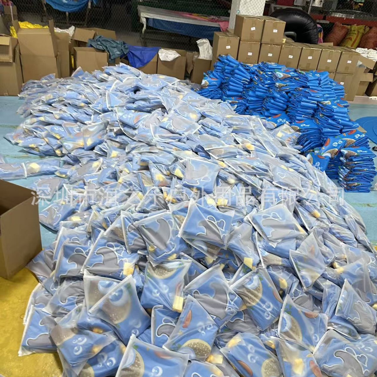 Fábrica en stock PVC infláble sprinkler cojín para niños sprinkler mascotas letras delfin infláble conveniente patio al aire libre