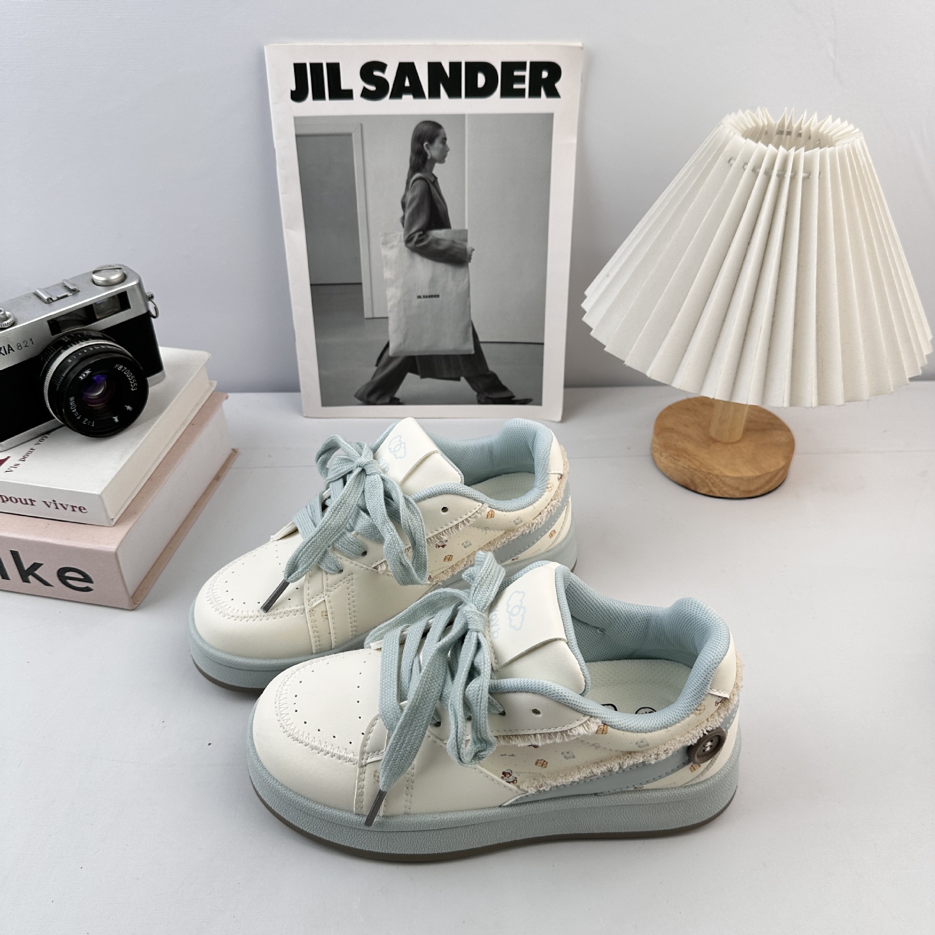 Yuanbo 2025 otoño nuevos zapatos blancos de estudiantes de estilo femenino versátil coreano zapatos de suela gruesa de nicho de moda zapatos de mujer