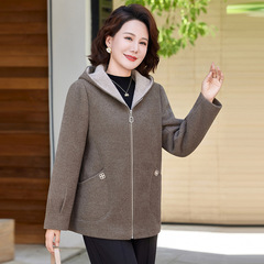 妈妈秋装时尚休闲外套2025年新款秋冬中老年女宽松连帽毛呢上衣服