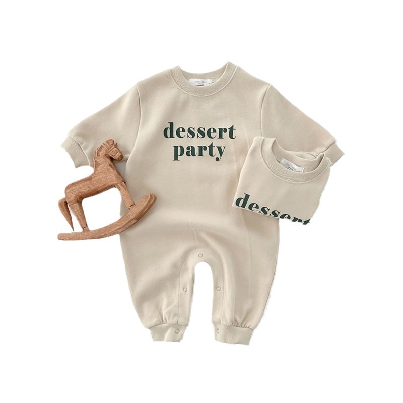 韓国版の秋の男の赤ちゃんの長袖のアルファベットの連体の服の赤ちゃんのカジュアルな洋風は純綿の丸首の服を登ります。