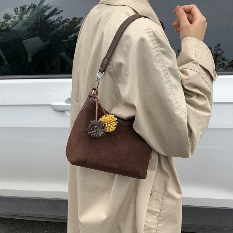Transfronterizos retro gaúcia bolsas portátiles bajo las axilas mujeres otoño / invierno 2025 nuevo estilo coreano bolso de hombro mochila esmaltada
