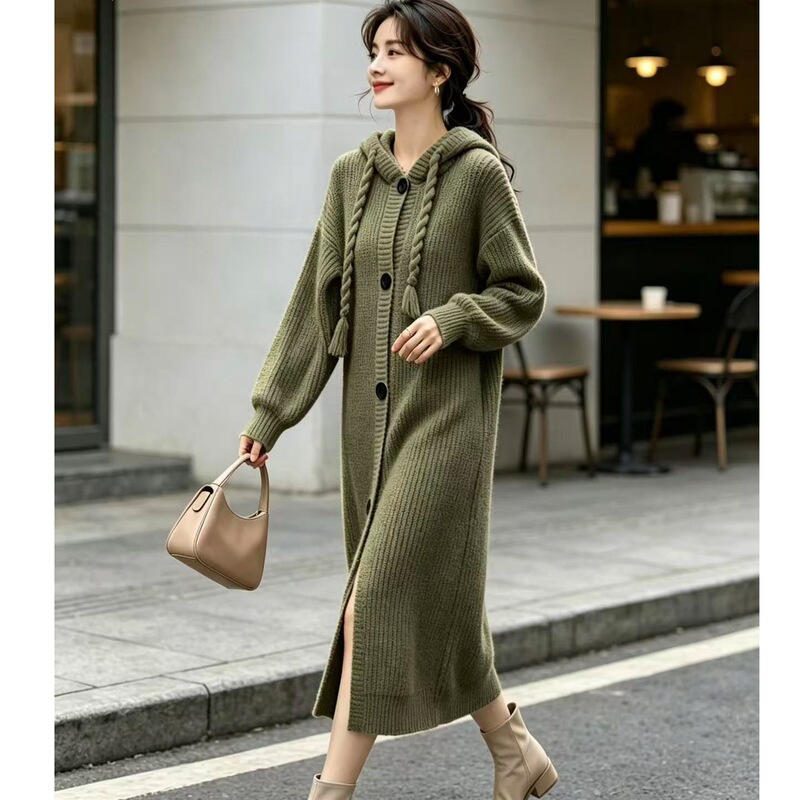 Korean-style autumn and winter new collection: long-sleeved knitted cardigan, loose-fitting and slimming, with a large collar, a stylish and elegant outerwear piece for women Korean-style autumn and winter new collection: long-sleeved knitted cardigan, loose-fitting and slimming, with a large collar, a stylish and elegant outerwear piece for women