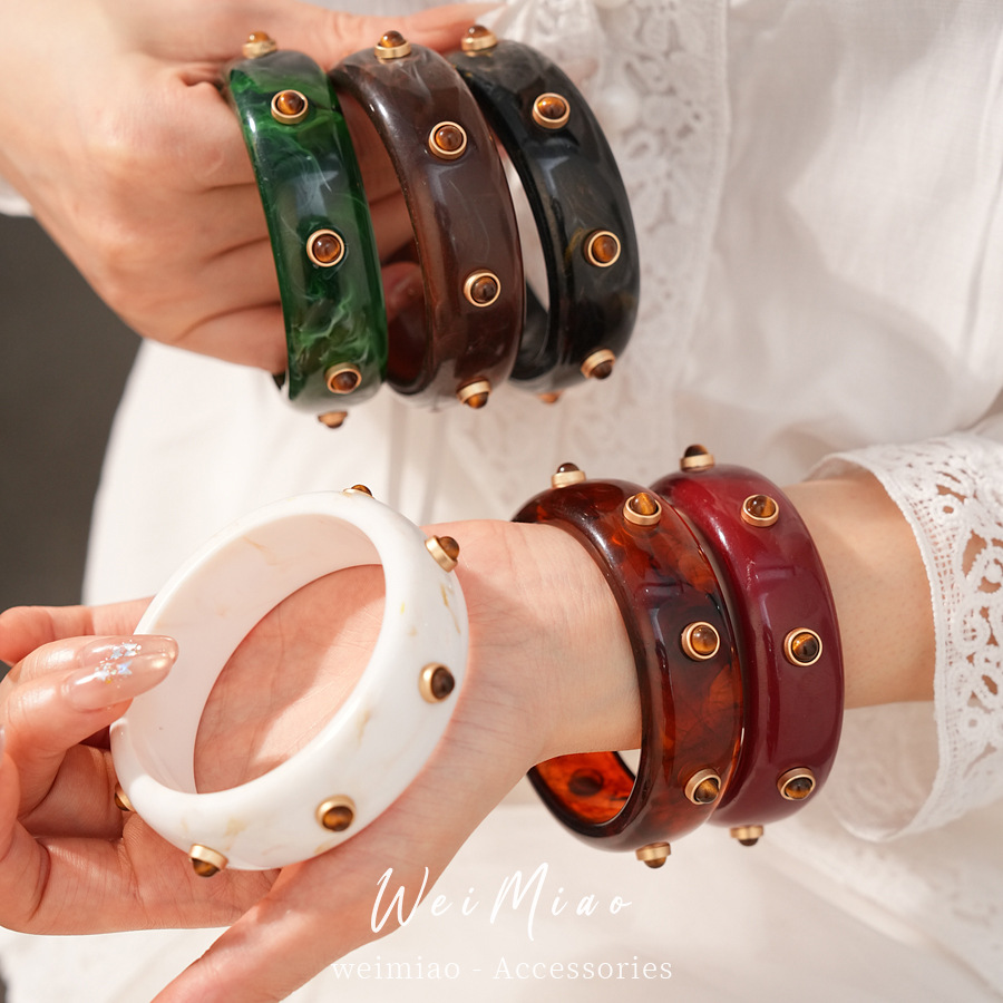 Pulseras de remaches redondas de resina teñidas de color retro estilo francés pulsera de moda simple Europa y América exagerada transfronteriza joyas de mano para mujeres