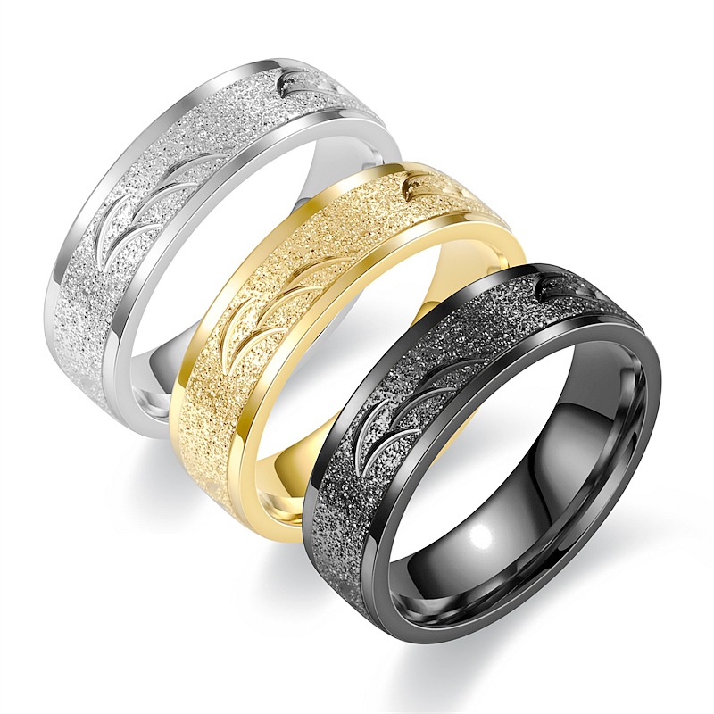 Anillos de acero de titanio de moda de nicho europeo y americano, anillos de pareja tallados esmerilados simples y populares, joyería de mano transfronteriza al por mayor