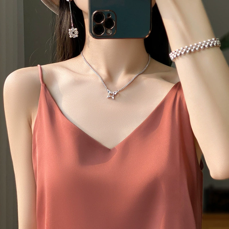 Женский летний костюм из ацетатного атласа с свободной нижней рубашкой без рукавов, которую можно носить снаружи, чтобы закрыть верх живота.