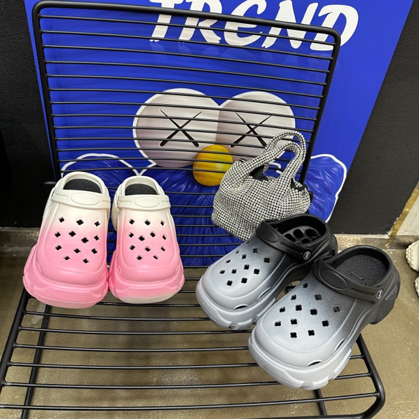 Hole Shoes Women's Summer Thick Sole Increased Non-slip 2024 New Internet Red Black Shoes Fashionable All-match Sandals for Women