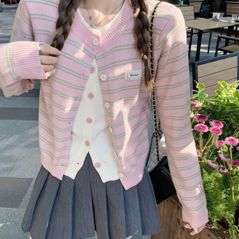 Korean-style pink faux two-piece new knitted cardigan for women with contrasting color stripes, suitable for early autumn 2026, creating an atmospheric look