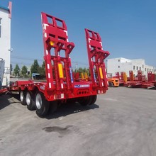 低平板半挂车爬梯 13米勾机板运输半挂车 挖掘机工程运输车价格