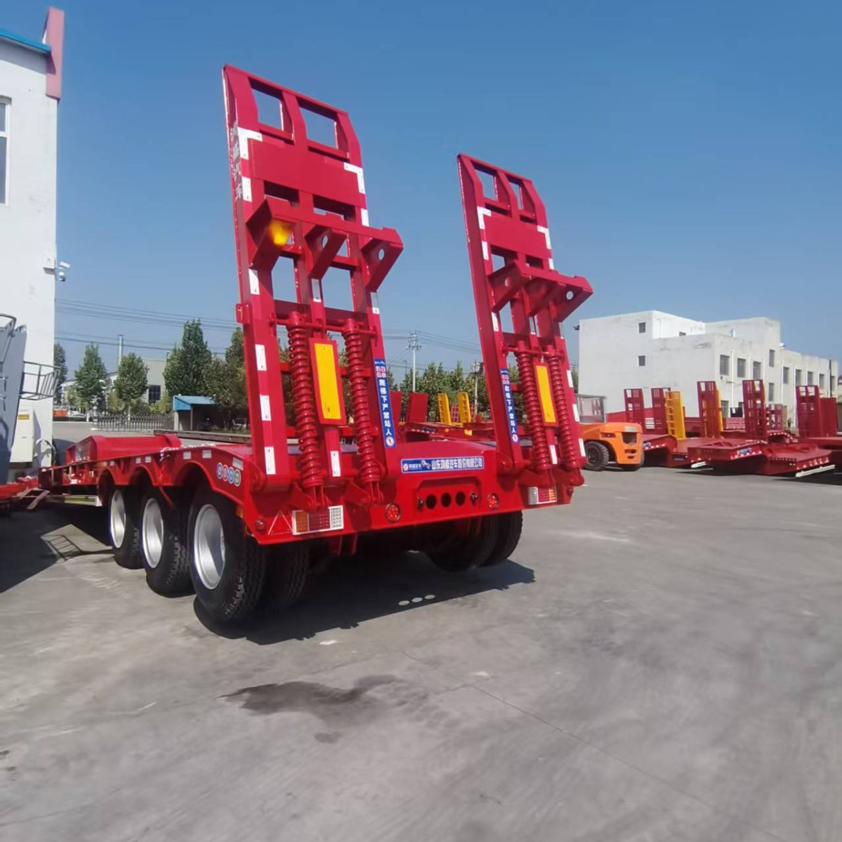 低平板半挂车爬梯 13米勾机板运输半挂车 挖掘机工程运输车价格
