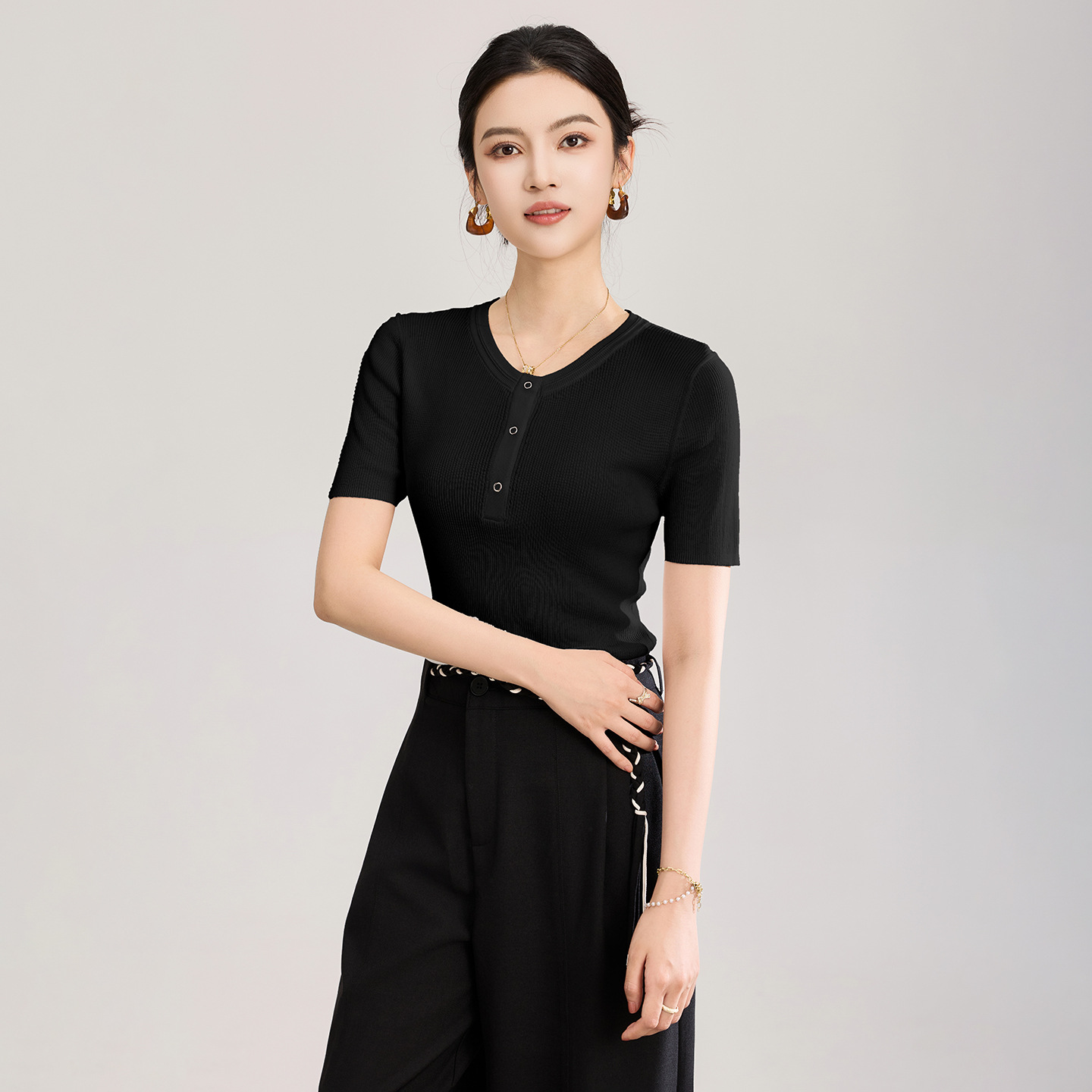 Áo thun nữ cổ tròn tay ngắn dệt kim siêu mịn form vừa vặn — màu đen