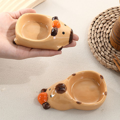 日本式のカピバラは皿の陶磁器の小さい材料の皿をつけます。家庭用サラダのケチャップの酢の皿は味付けします。