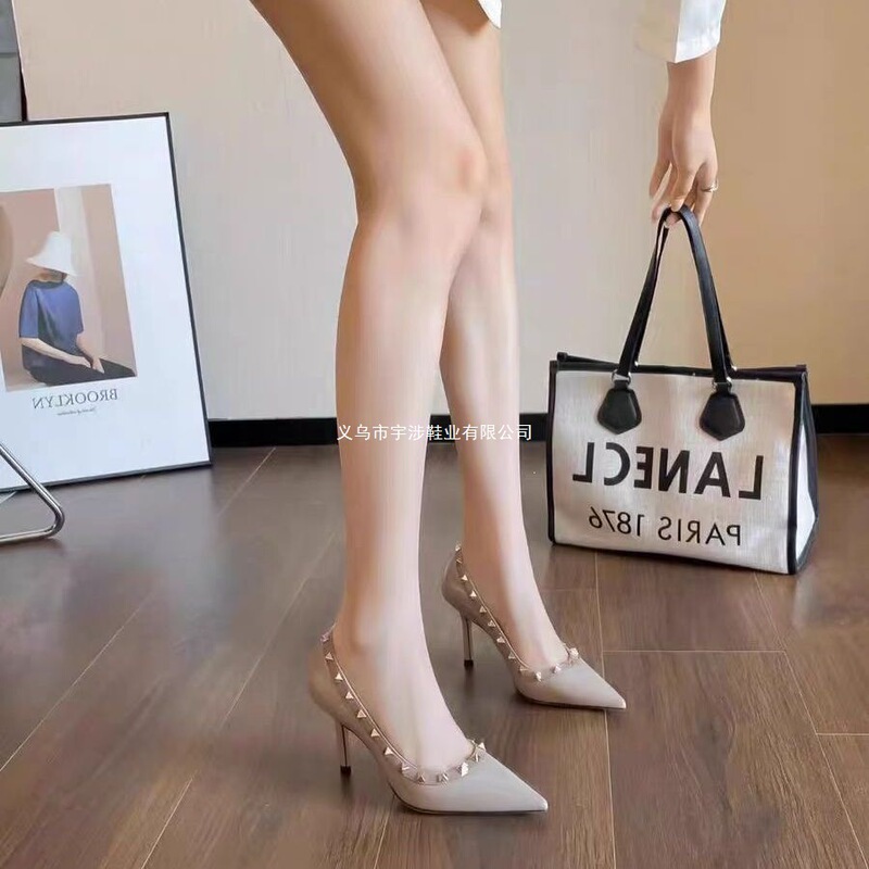 Stunning rivet high-heeled shoes for women, 2026 new French design, patent leather, niche style, stiletto heels, pointed toe, elegant single shoes Stunning rivet high-heeled shoes for women, 2026 new French design, patent leather, niche style, stiletto heels, pointed toe, elegant single shoes
