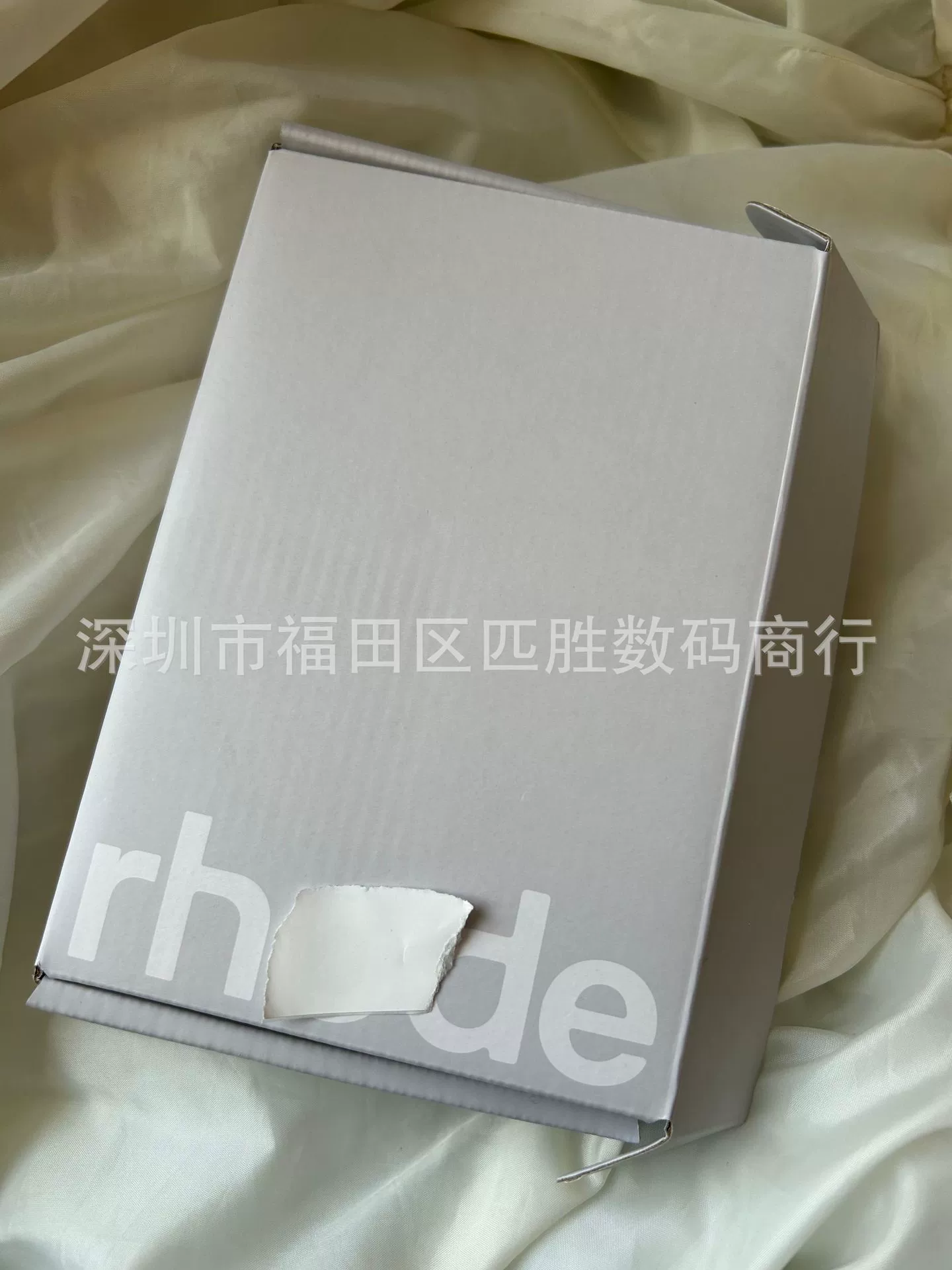 Силиконовый чехол для телефона (Rhode Hailey) с листом стикеров — матовый, для iPhone 13/14/15/16