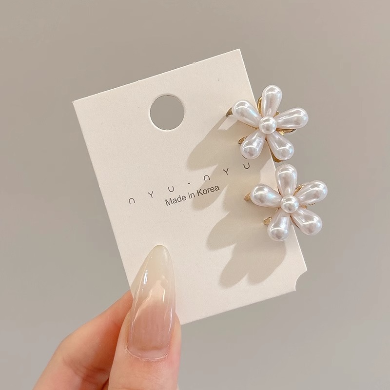 Pequeña pinza de cabello de perla detrás de la cabeza pinza de agarre pequeña 2024 nuevo pinza de cabello compacta y exquisita medio toque de caballo pinza de cabello