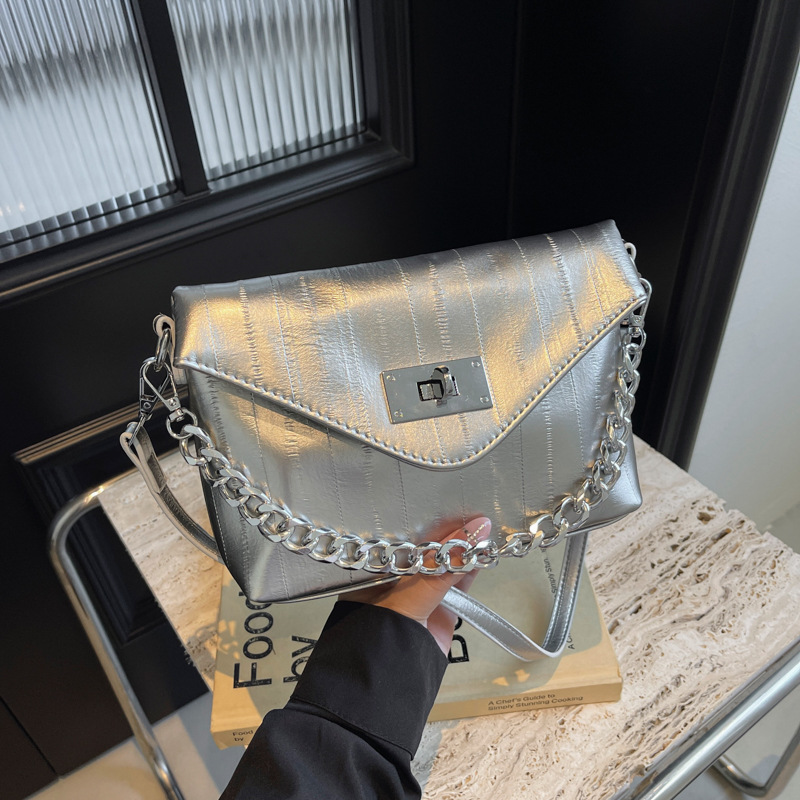 Bolso de textura transfronteriza 2025 verano nuevo bolso de cadena bolso de hombro de sentido avanzado bolso de mensajero a rayas simple mujer