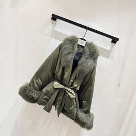 2025冬季新款时尚精致耐看洋气俏皮柔软狐狸毛毛领收腰鹅绒羽绒服