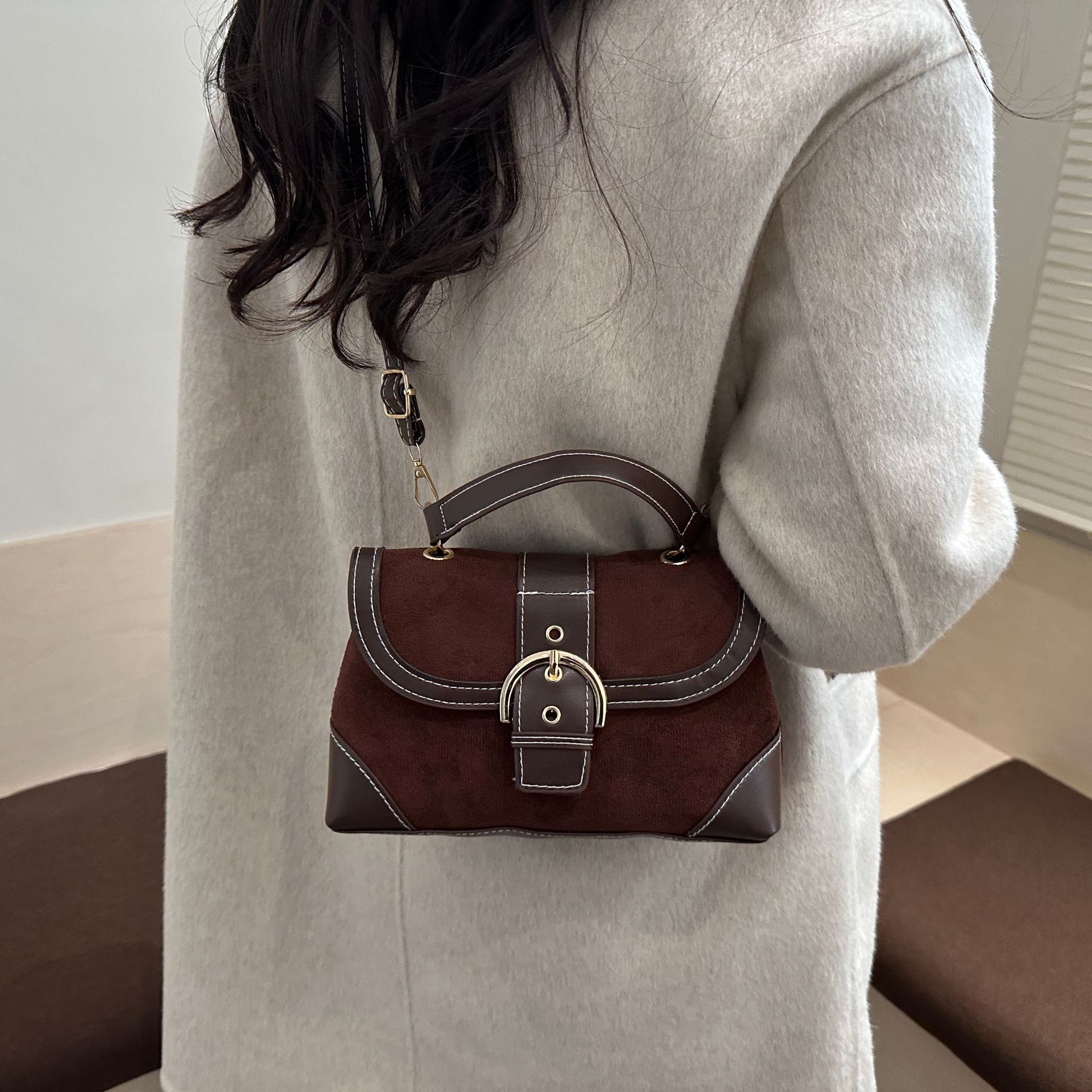 Bolso de veludo de mujer otoño invierno retro 2025 nueva moda transfronteriza bolso pequeño de moda bolsa al por mayor