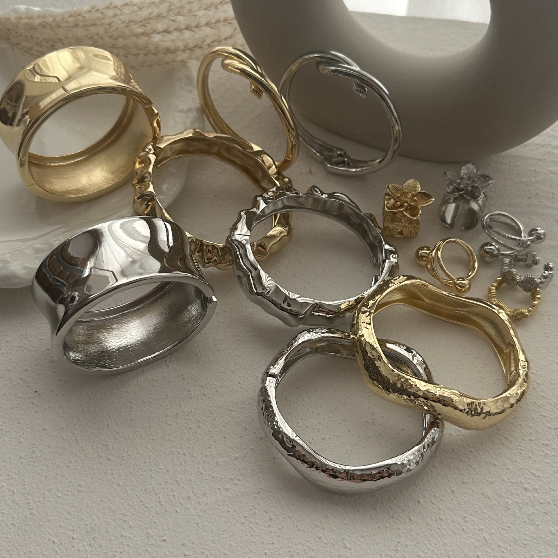 56g Weight Bangle Classification Alloy Chain Material 1 Piece Quantity Daily Occasion Alloy Material Solid Color Pattern Women's Gender Plating Design Exaggerated, Simple Style Style Exaggerated Simple Style Solid Color Alloy Bangles Wholesale 15